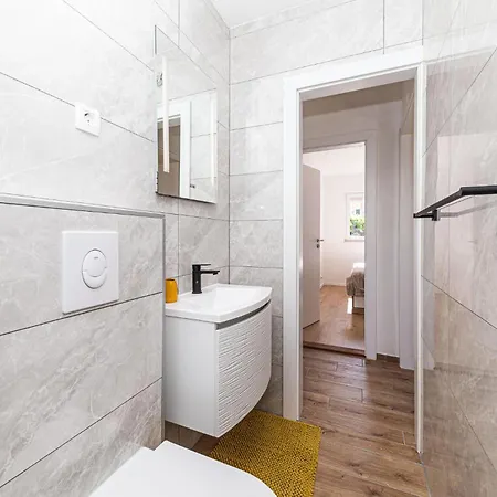 Cozy In Okrug Donji With Kitchen Apartamento