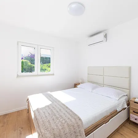 Amazing In Okrug Donji With Wifi Apartamento