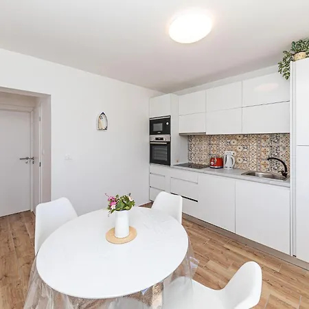 Cozy In Okrug Donji With Kitchen
